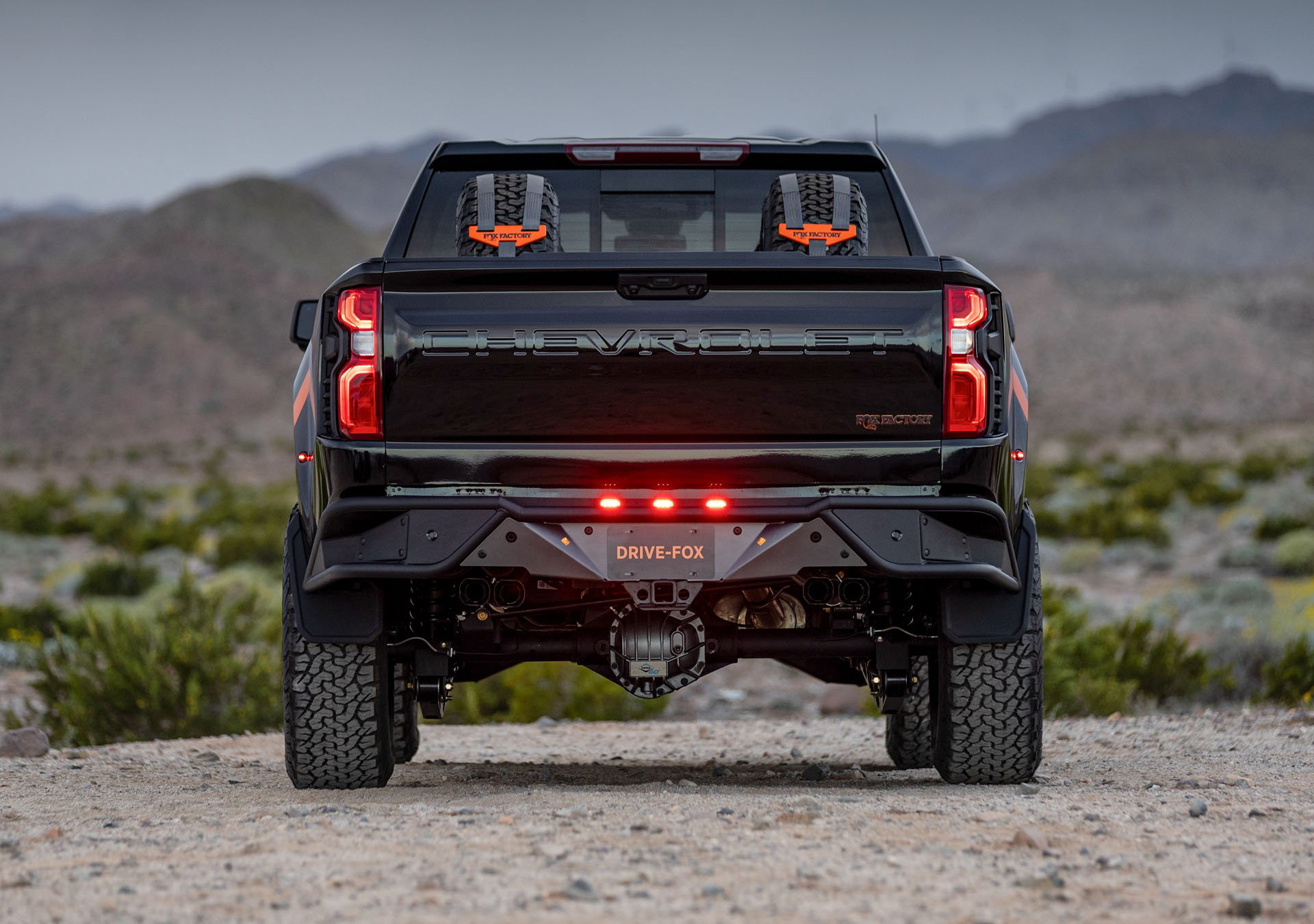 Vista trasera del Chevrolet Silverado con enfoque en el sistema de suspensión Fox Factory.
