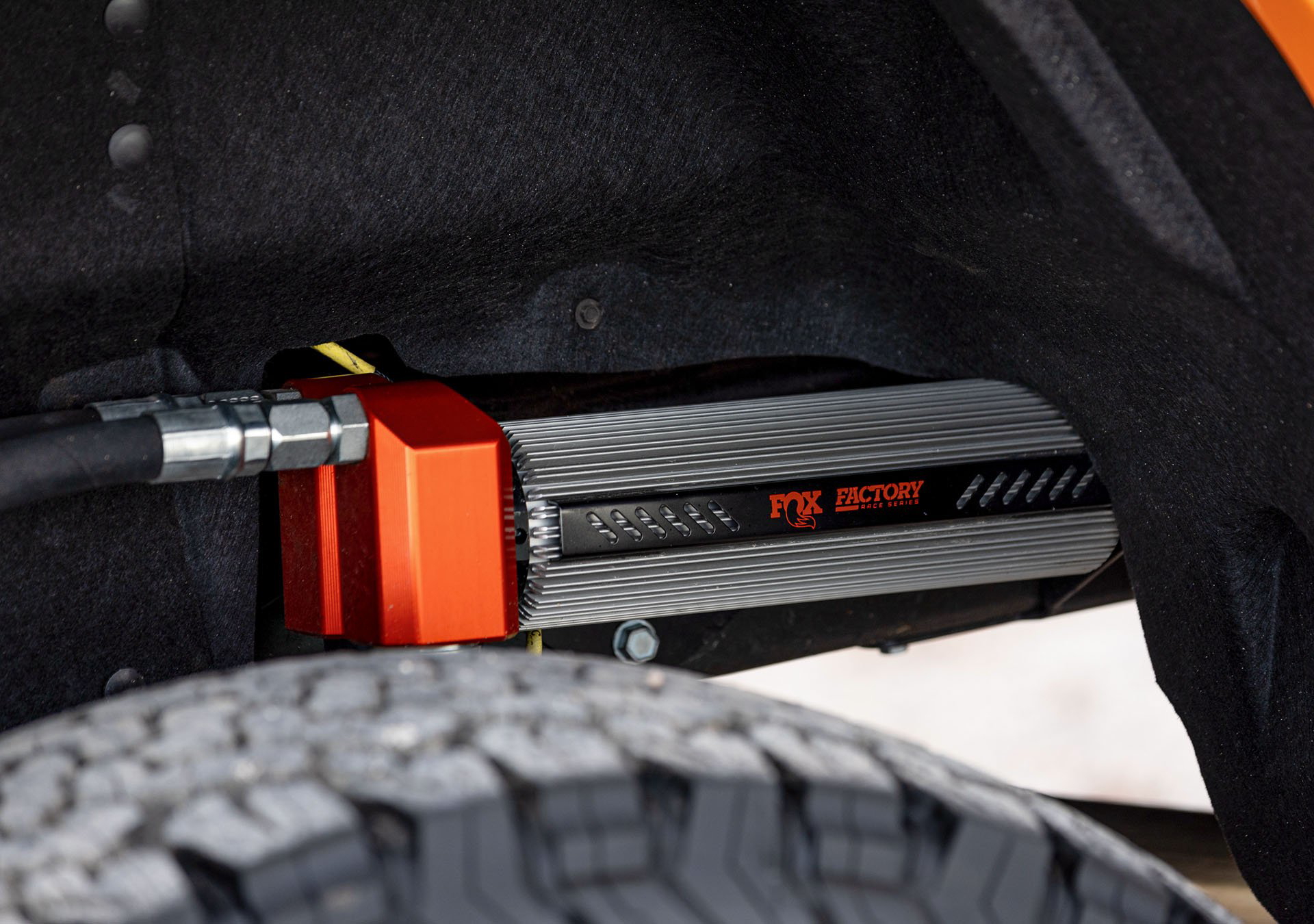 Suspensión mejorada de Chevrolet Silverado con amortiguador Fox Factory.