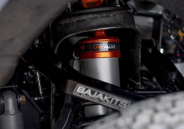 Vista cercana del sistema de suspensión Fox Factory del Chevrolet Silverado.