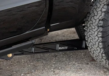 Vista detallada de la estribera y llanta del Chevrolet Silverado.