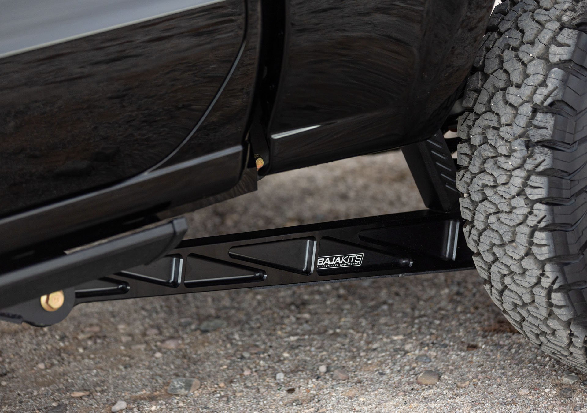 Vista detallada de la estribera y llanta del Chevrolet Silverado.