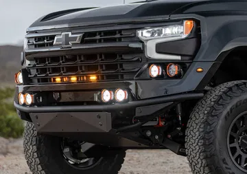 Vista frontal del Chevrolet Silverado con accesorios Fox Factory, destacando su robusta parrilla.