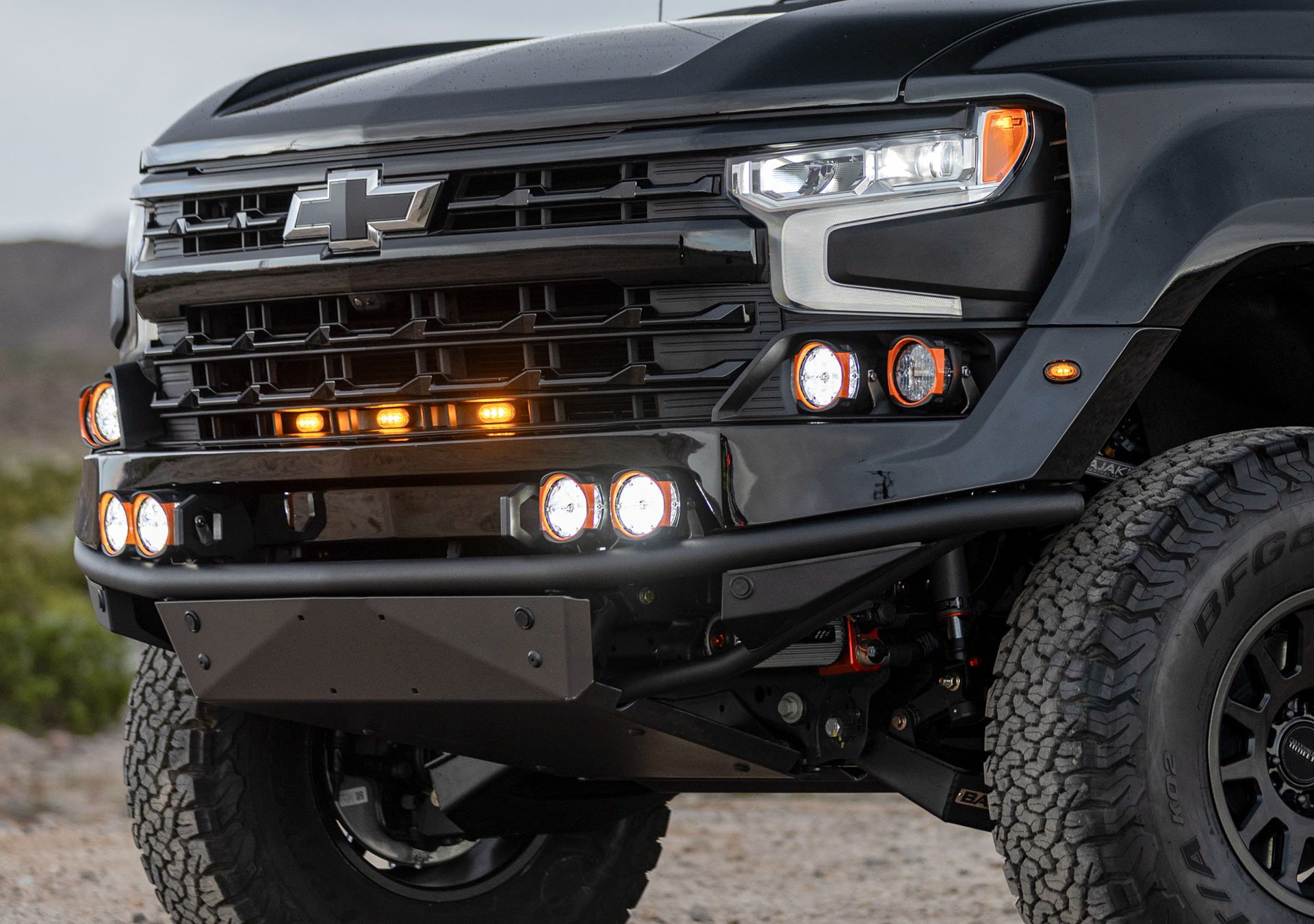 Vista frontal del Chevrolet Silverado con accesorios Fox Factory, destacando su robusta parrilla.