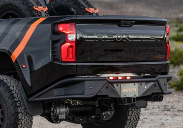 Vista trasera lateral del Chevrolet Silverado con detalles de Fox Factory.