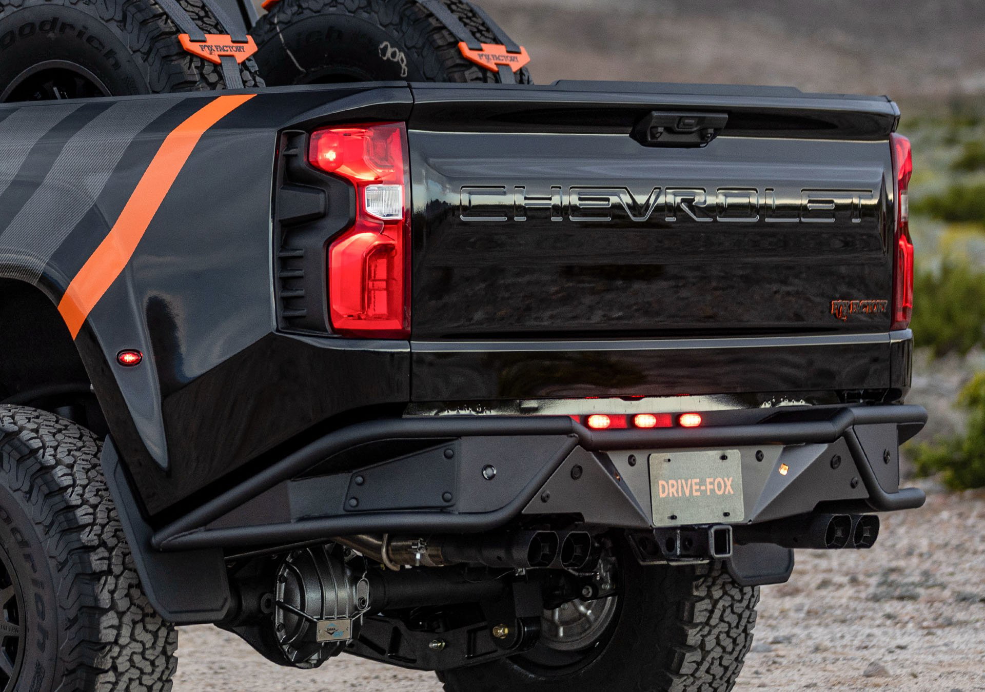 Vista trasera lateral del Chevrolet Silverado con detalles de Fox Factory.