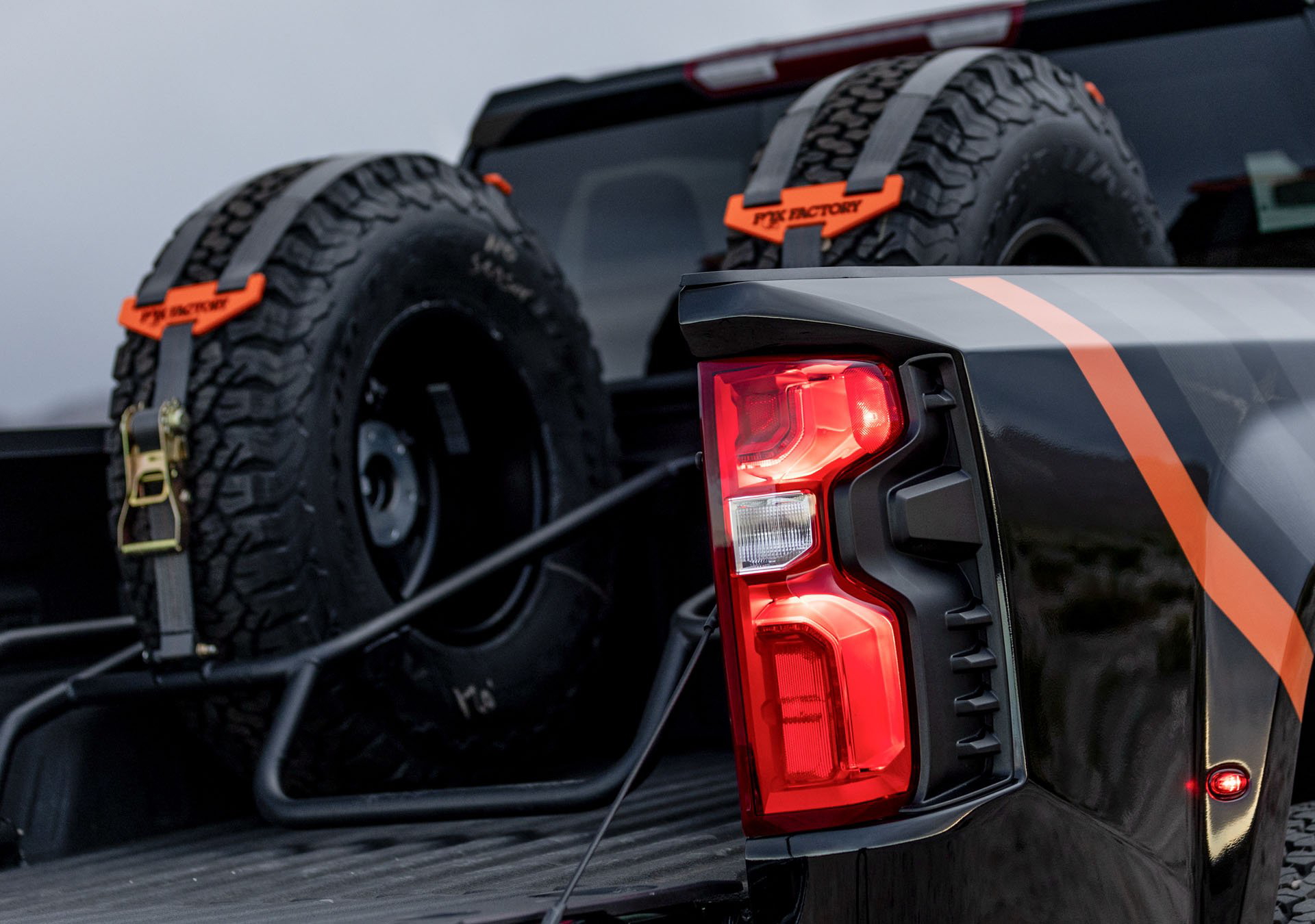 Detalle trasero Chevrolet Silverado con suspensión Fox Factory y neumáticos todoterreno.