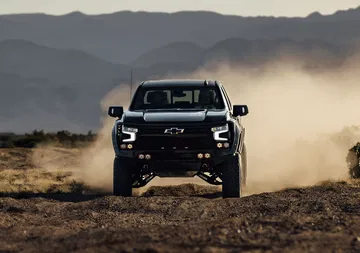 Chevrolet Silverado en acción, mostrando robustez y capacidad todoterreno.
