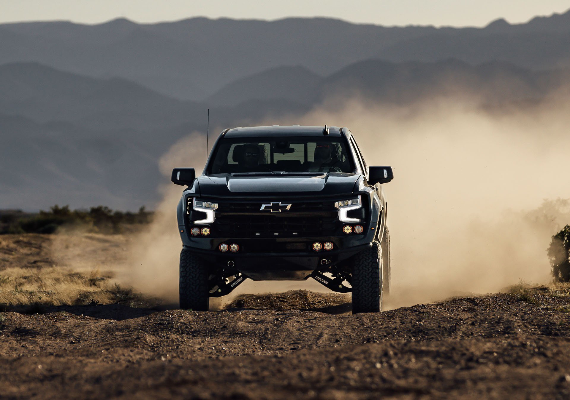 Chevrolet Silverado en acción, mostrando robustez y capacidad todoterreno.