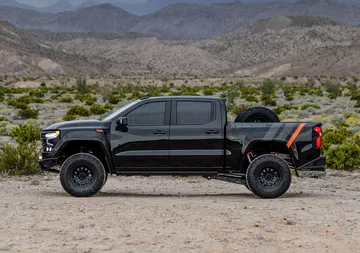 Vista lateral de la Chevrolet Silverado potenciada con accesorios Fox Factory.