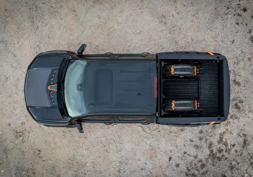 Vista aérea del Chevrolet Silverado con enfoque en la doble cabina y área de carga.