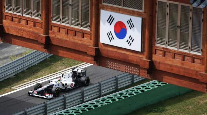 Sergio Pérez pilotando su Sauber en el circuito de Yeongam, Corea.