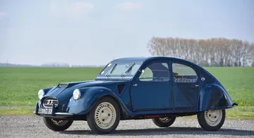 Vista lateral de un Citroën 2CV clásico en color azul, un icono del diseño francés.