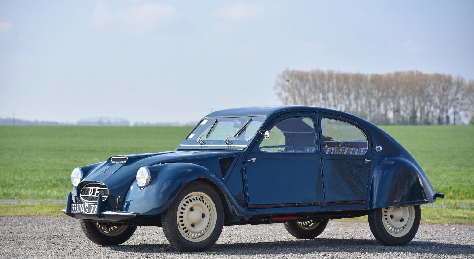Vista lateral de un Citroën 2CV clásico en color azul, un icono del diseño francés.