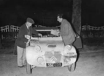Vista frontal del Citroën 2CV Dagonet, destacando su inconfundible diseño.