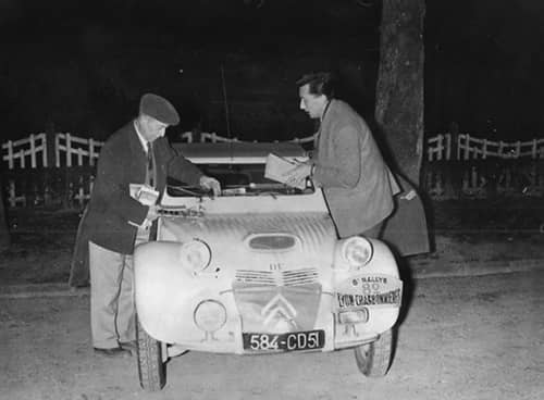 Vista frontal del Citroën 2CV Dagonet, destacando su inconfundible diseño.
