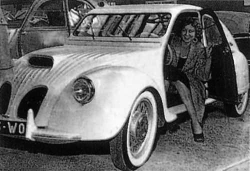 Vista lateral Citroën 2CV Dagonet, rareza automotriz con diseño aerodinámico.
