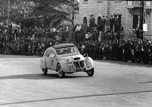 Citroën 2CV Dagonet compitiendo, mostrando su perfil lateral.