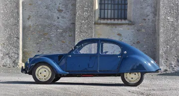 Clásico Citroën 2CV en vista lateral, mostrando su icónico diseño curvo