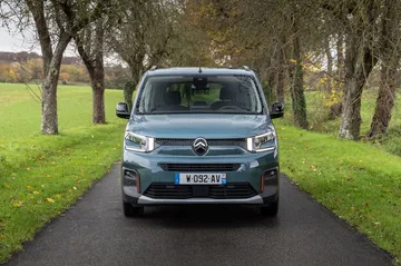 Vista frontal del Citroën Berlingo destacando su robusta parrilla.
