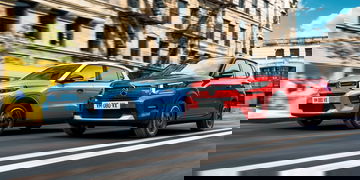La imagen muestra dos Citroën C3 en movimiento, destacando su diseño lateral.