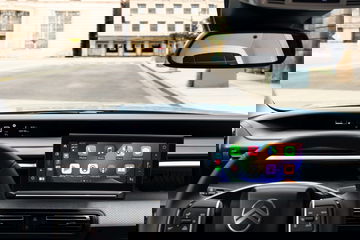 Vista del panel de instrumentación y sistema de entretenimiento del Citroën C3.