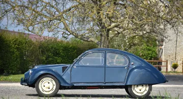 Citroën clásico captado desde una perspectiva lateral, mostrando su icónico diseño.