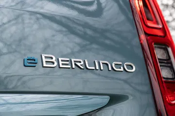 Vista cercana del distintivo ë-Berlingo en la parte trasera.