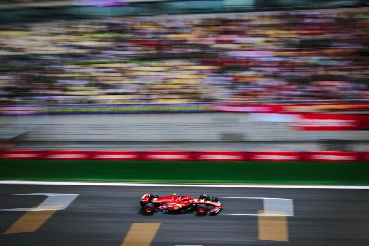 Un monoplaza de F1 acelera en el GP de China 2024, lucha por la pole en la sesión sprint
