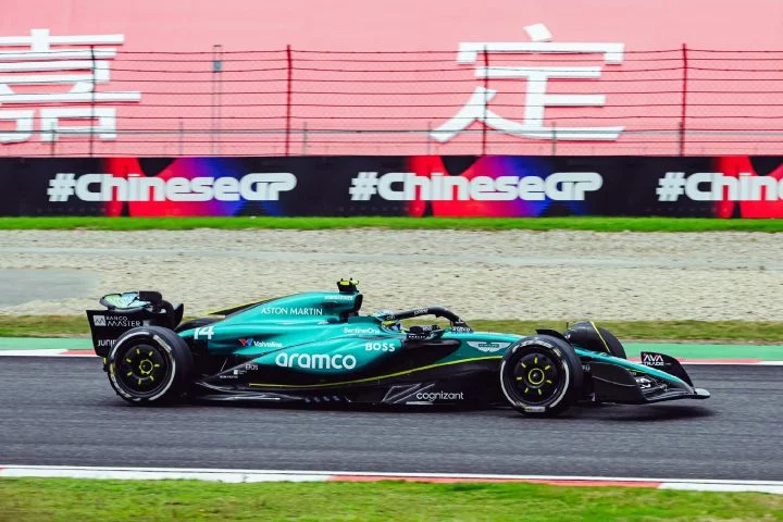 Aston Martin en acción durante la clasificación del GP de China 2024