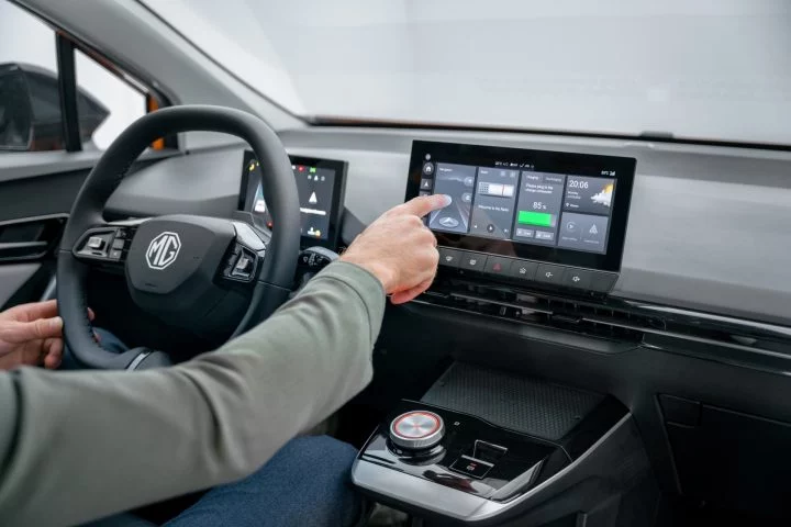 Vista del sistema de infoentretenimiento y volante de un MG eléctrico. Vista del sistema de infoentretenimiento y volante de un MG eléctrico.