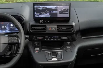 Vista de la consola central del Citroën Berlingo con pantalla táctil y controles climatización.