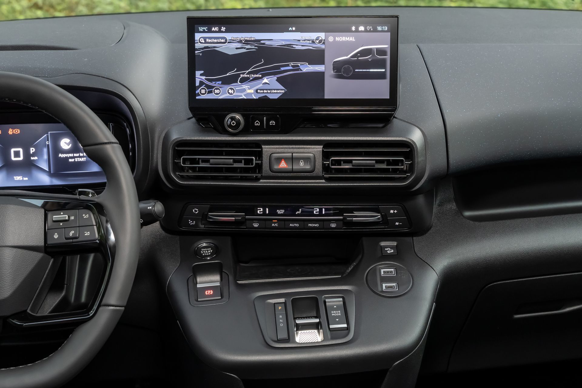 Vista de la consola central del Citroën Berlingo con pantalla táctil y controles climatización.