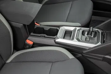 Vista de la consola central del Dacia Duster, con detalles de acabado.