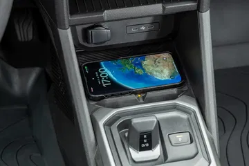 Visión cercana de la consola central del Dacia Duster con detalles del cambio.