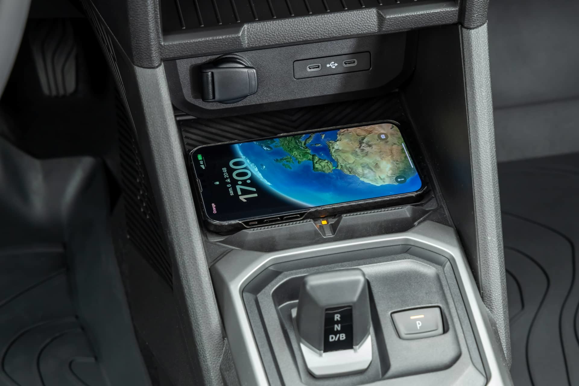 Visión cercana de la consola central del Dacia Duster con detalles del cambio.