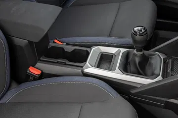 Vista detallada de la consola central del Dacia Duster, con palanca de cambios y controles.