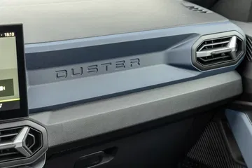 Vista de la consola central del Dacia Duster con diseño robusto.