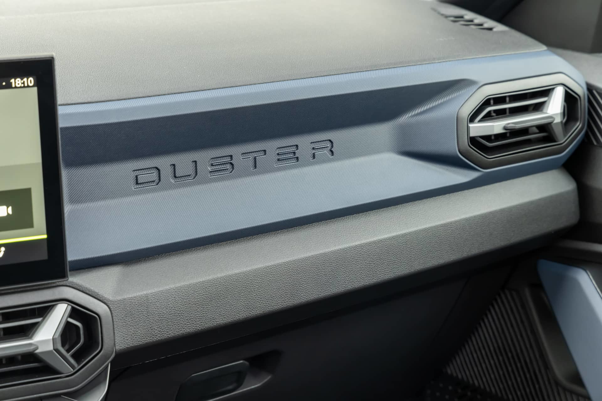 Vista de la consola central del Dacia Duster con diseño robusto.
