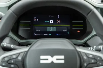 Vista del cuadro de instrumentos digital del Dacia Duster, clara y moderna.