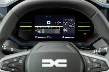 Vista del cuadro de instrumentos digital del Dacia Duster, con información clara.