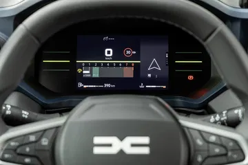 Pantalla digital del cuadro de instrumentos del Dacia Duster, con información clara.