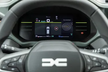 Vista del cuadro de instrumentos digital del Dacia Duster, moderno y funcional.