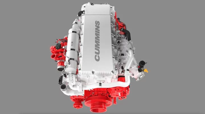 Vista imponente del motor Cummins X15 Diesel, con su característico acabado en rojo y blanco.