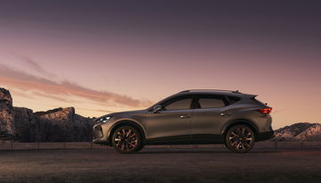Vista lateral del CUPRA Formentor mostrando su audaz diseño y líneas deportivas.