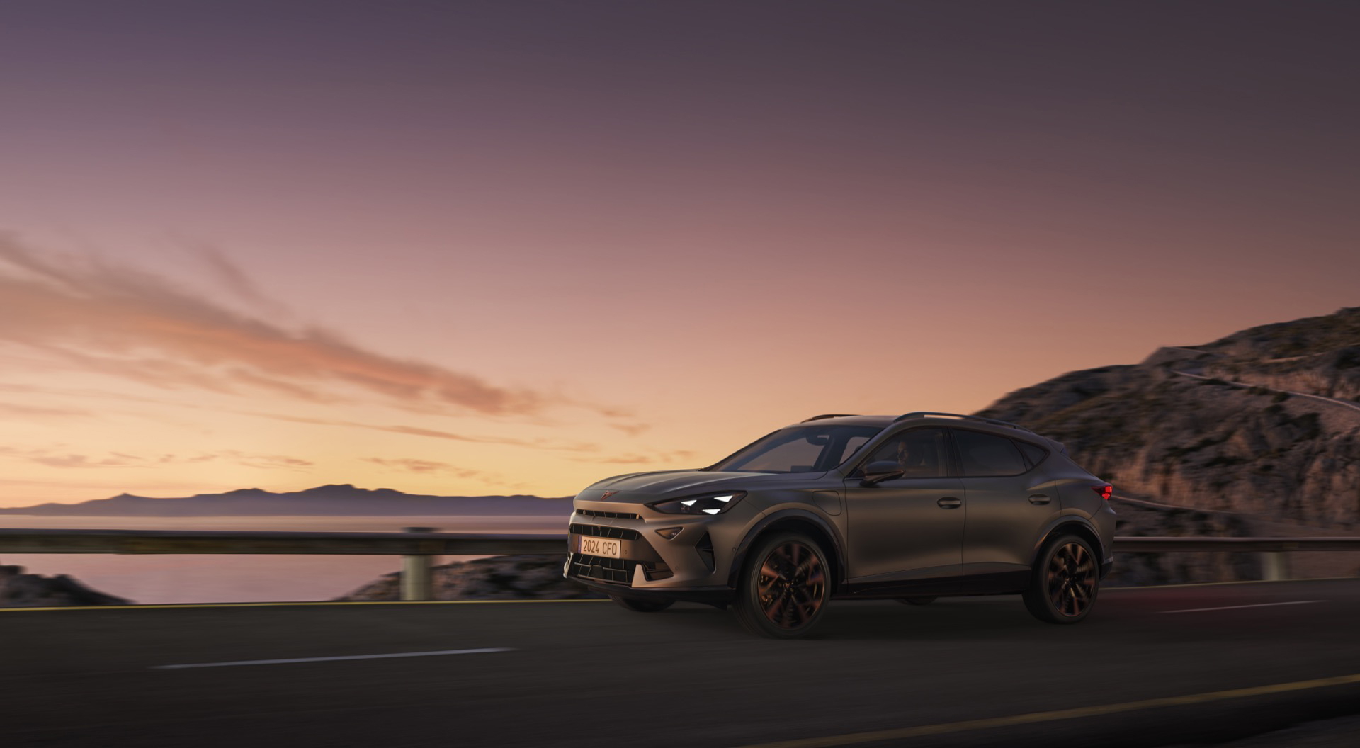 Vista lateral Cupra Formentor 2024 en carretera al amanecer.