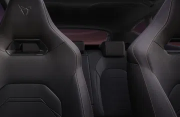 Vista detallada de los asientos deportivos Cupra con costuras en contraste.