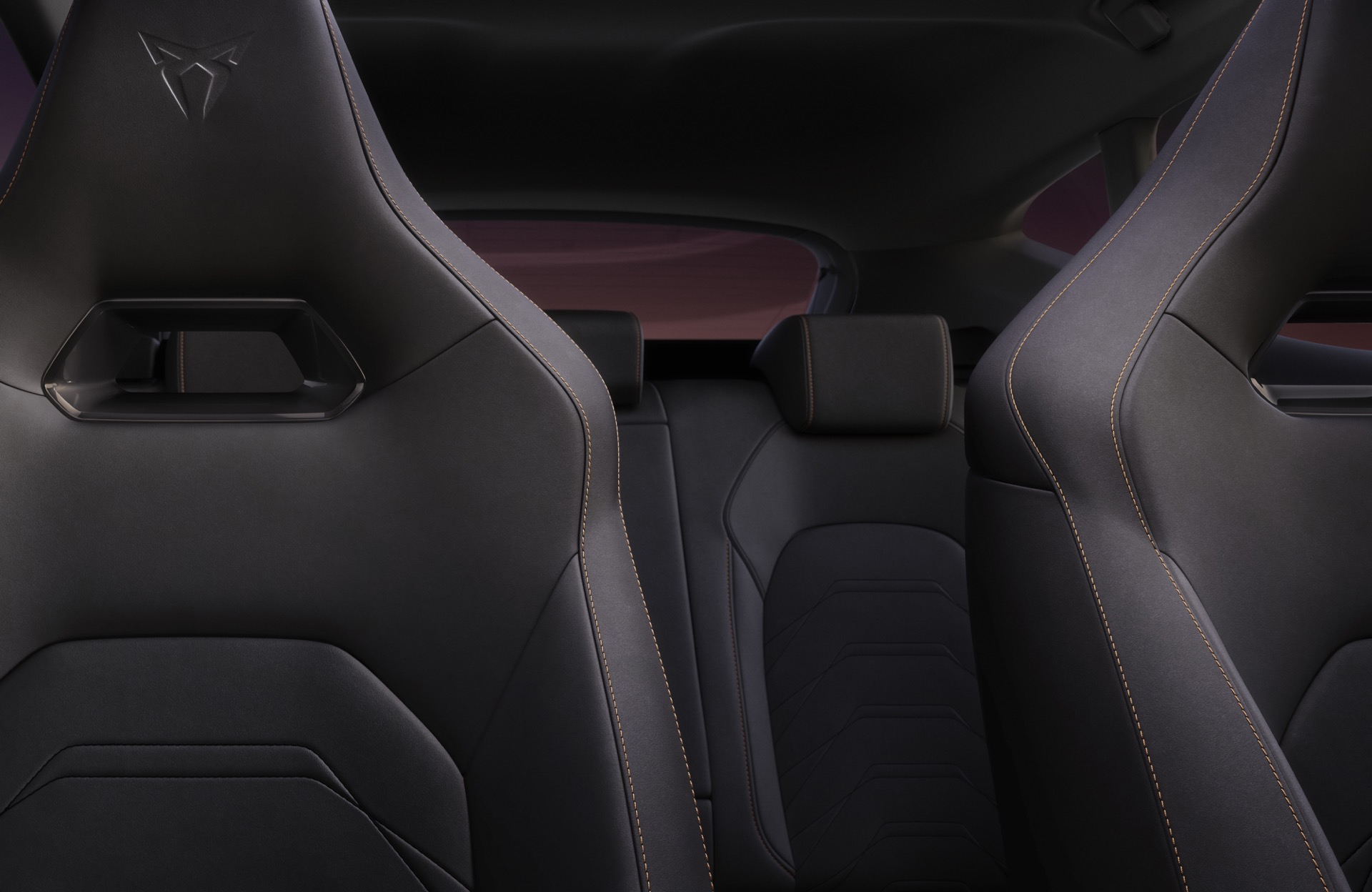 Vista detallada de los asientos deportivos Cupra con costuras en contraste.