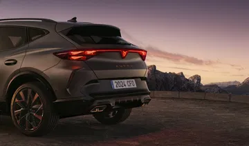 Vista trasera y lateral del Cupra Formentor 2024, destacando su diseño deportivo.
