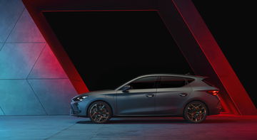 Vista lateral del nuevo Cupra León 2024 destacando su diseño deportivo y líneas agresivas.