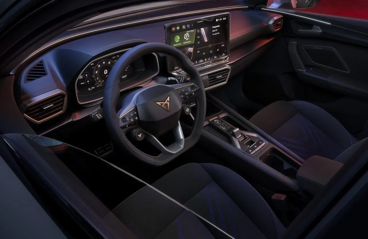Cabina del CUPRA León Sportstourer 2024 con enfoque en diseño y tecnología. Cabina del CUPRA León Sportstourer 2024 con enfoque en diseño y tecnología.